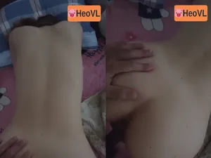 Xoạc lỗ lồn nhầy nhụa nước của con cô bạn gái dâm