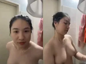 Gái vú đẹp, vừa call với người tình vừa tắm
